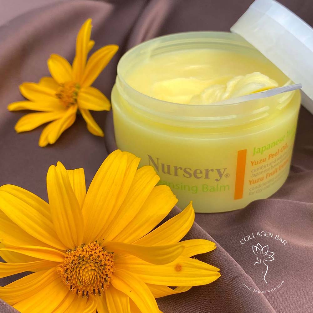 Відкритий бальзам Nursery Cleansing Balm на коричневій тканині з жовтими квітами